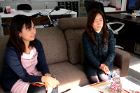 代表取締役社長の福井さん（写真右）と総務部の関さん（写真左）。「これからも新しいことにチャレンジしていきたい」
                        