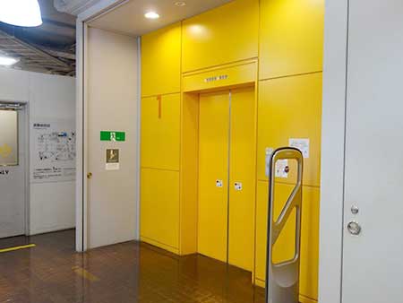 ロフト名古屋売り場内の黄色いエレベーター