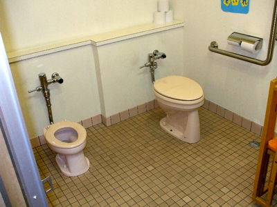 女性トイレ内の親子トイレ（幼児用トイレ）