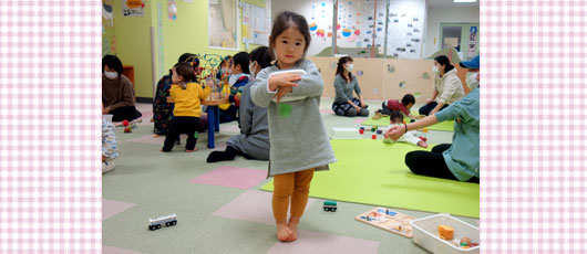 キッズパークで遊ぶ女の子